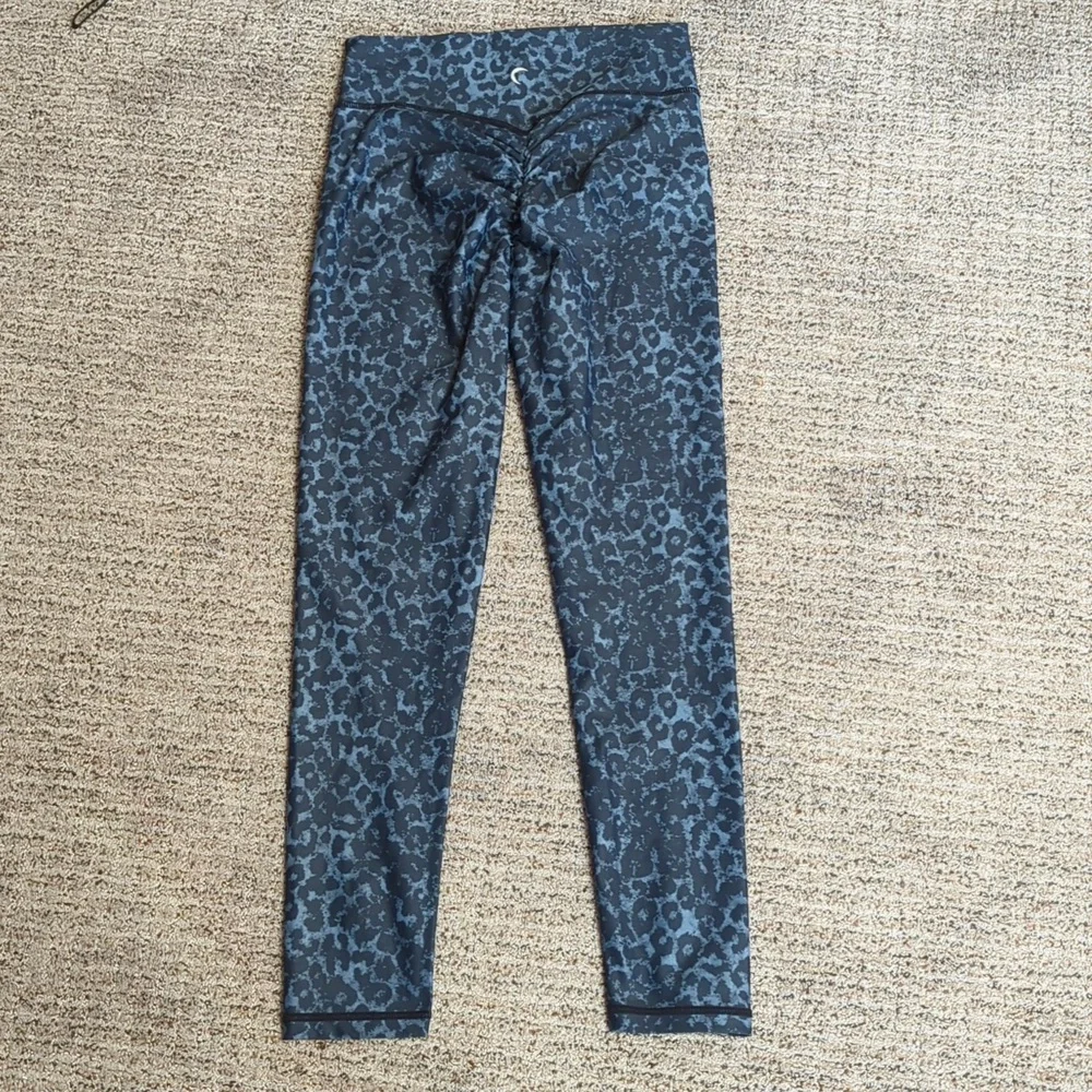 Zyia Scrunch Butt Leggings - Picture 2 of 10